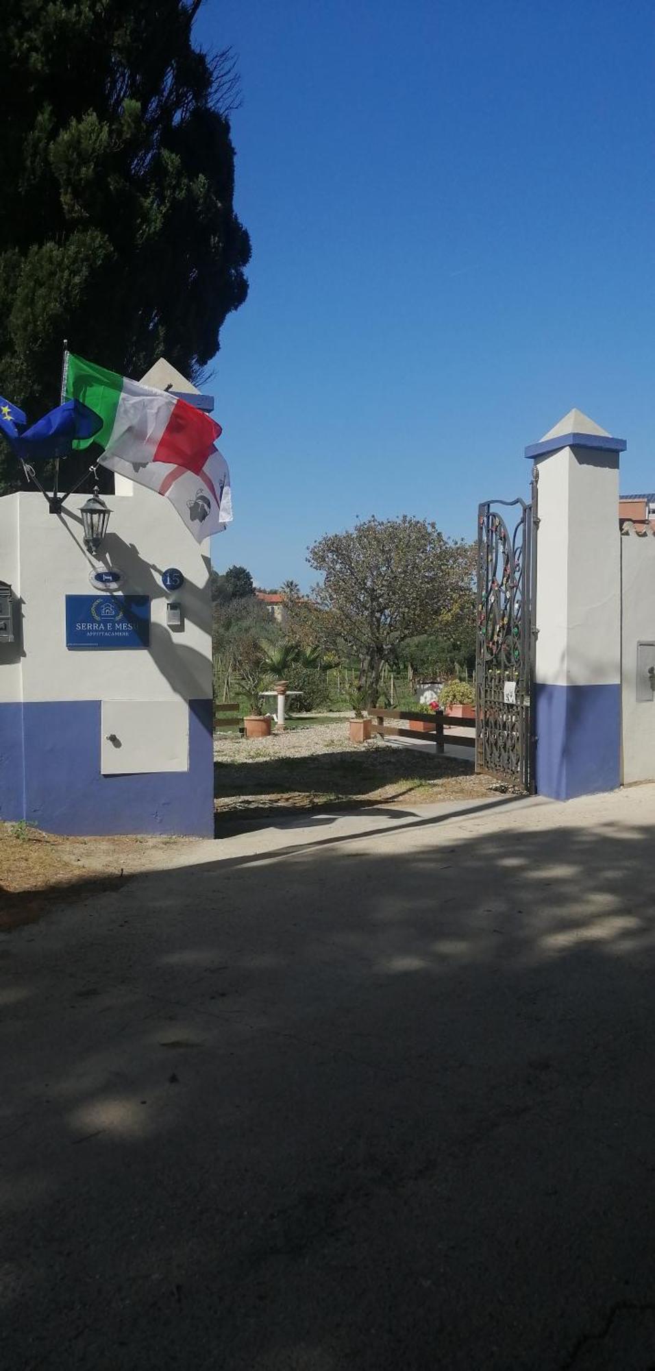 Serra E Mesu Affittacamere Magomadas Bagian luar foto
